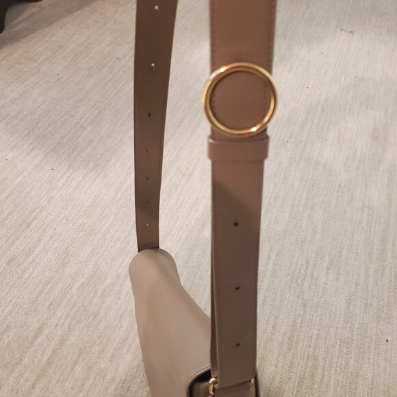 Cuyana half moon shoulder bag in Taupe - Picture 7 of 8